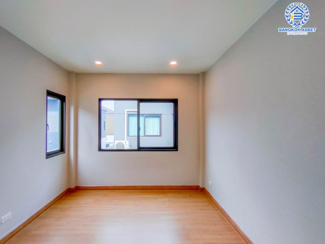 *****บ้านเดี่ยวมือสองย่านกรุงเทพฯ ม.เดอะซิตี้ พระราม2-พุทธบูชา เนื้อที่กว้าง 59.40 ตร.ว. ฟังก์ชัน 4 ห้องนอน 5 ห้องน้ำ ที่จอดรถ 3 คัน บ้านเดี่ยวหลังใหญ่ สวยหรูดูมีระดับ สภาพเหมือนใหม่พร้อมเข้าอยู่ ทำเลเดินทางสะดวก เชื่อมต่อถนนพระะราม2  ใกล้จุดขึ้นทางด่วน "วงแหวนรอบนอกกรุงเทพฯ ฝั่งใต้"